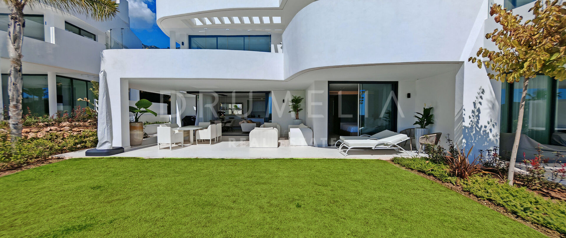 Elegante Erdgeschosswohnung in Palo Alto mit privatem Garten und Panoramablick auf das Meer.