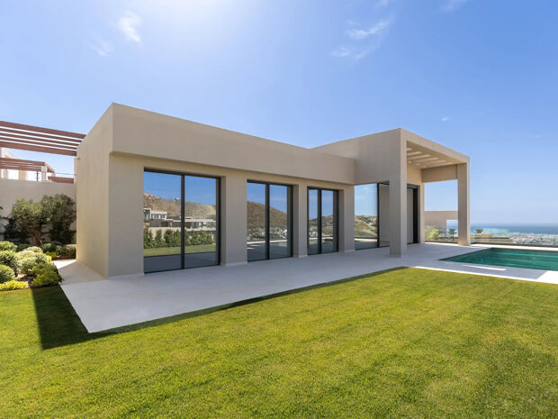 Modern villa i Benahavís med panoramautsikt över havet