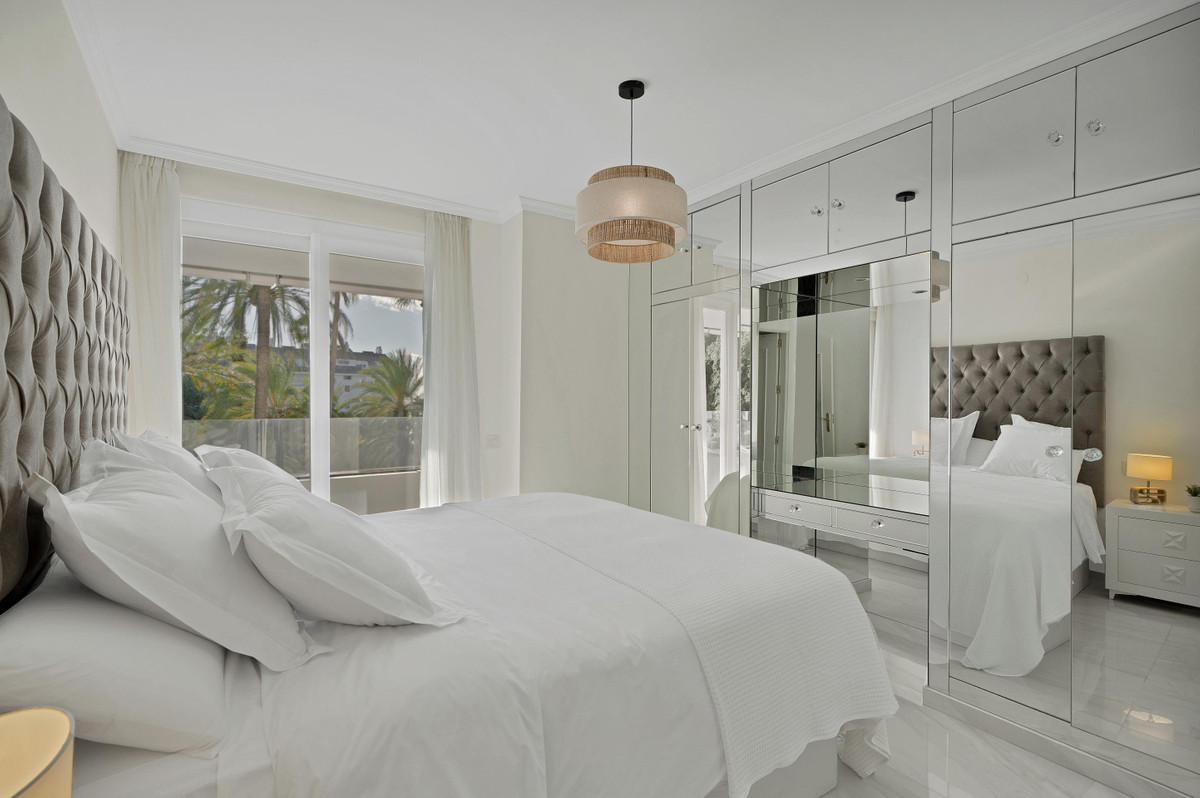 Apartment for long term rent in Rio Real, Marbella East