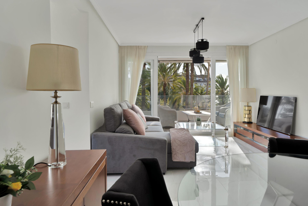 Apartment for long term rent in Rio Real, Marbella East