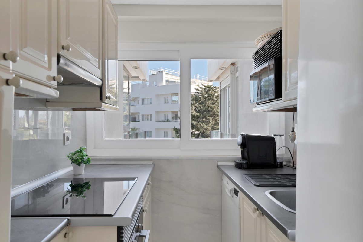 Apartment for long term rent in Rio Real, Marbella East