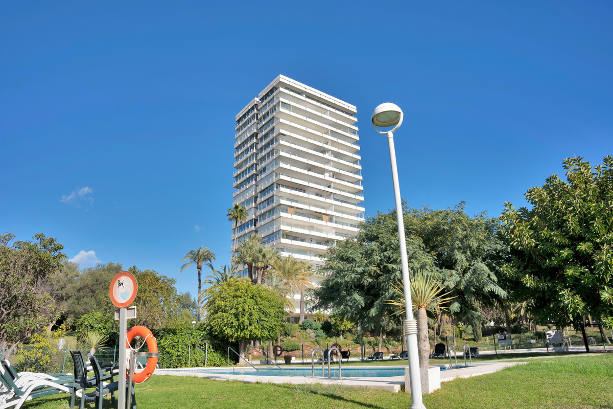 Apartment for long term rent in Rio Real, Marbella East