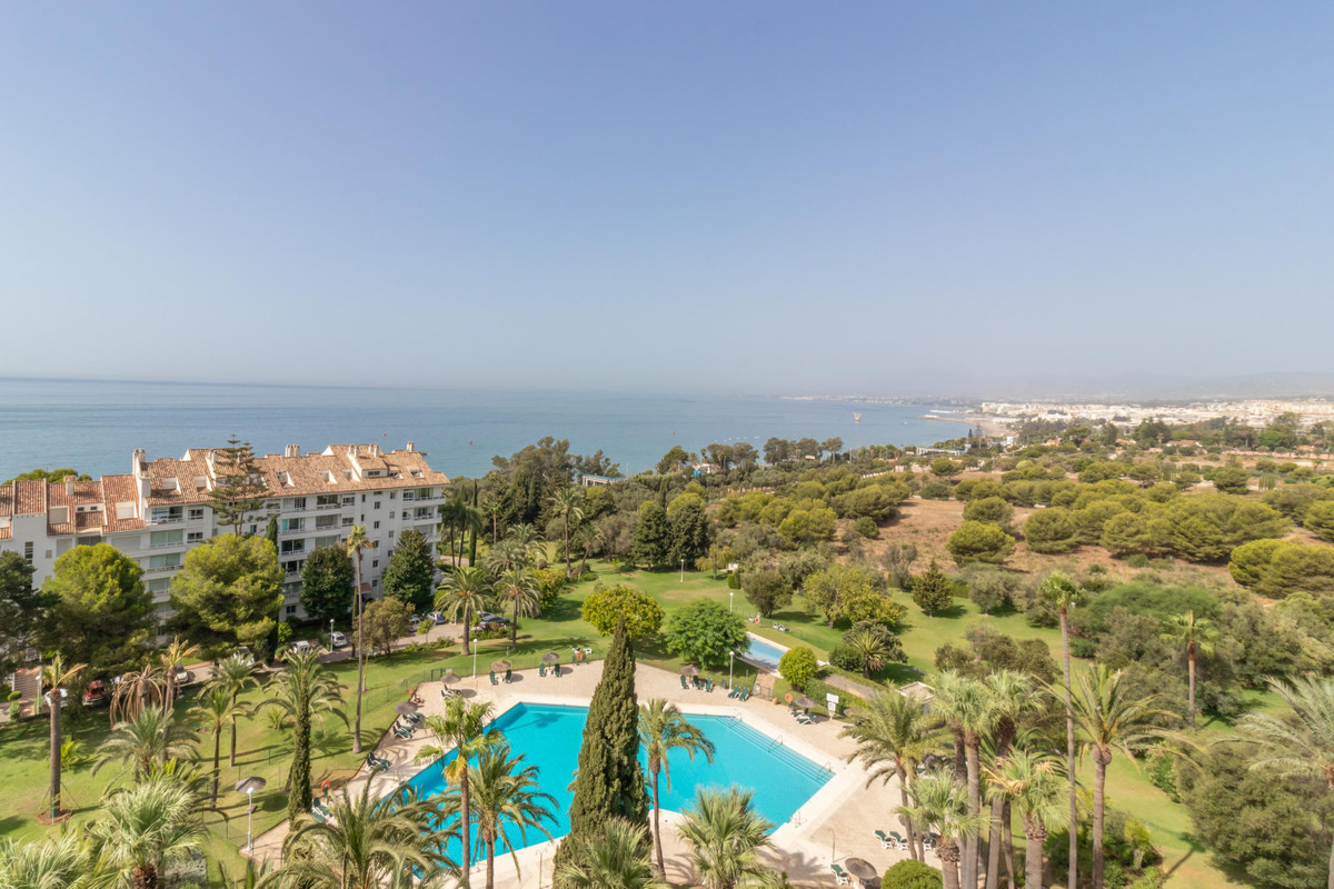 Apartment for long term rent in Rio Real, Marbella East