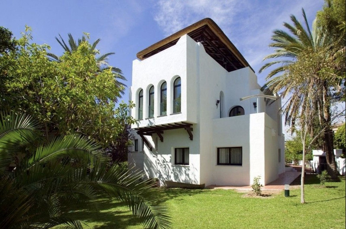 Semi Detached Villa for long term rent in Nueva Andalucia, Marbella
