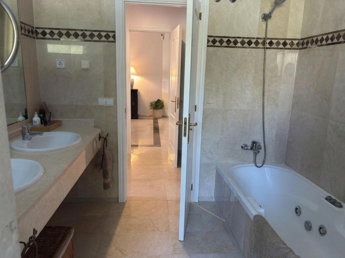 Ground Floor Apartment for long term rent in Rio Real, Marbella East