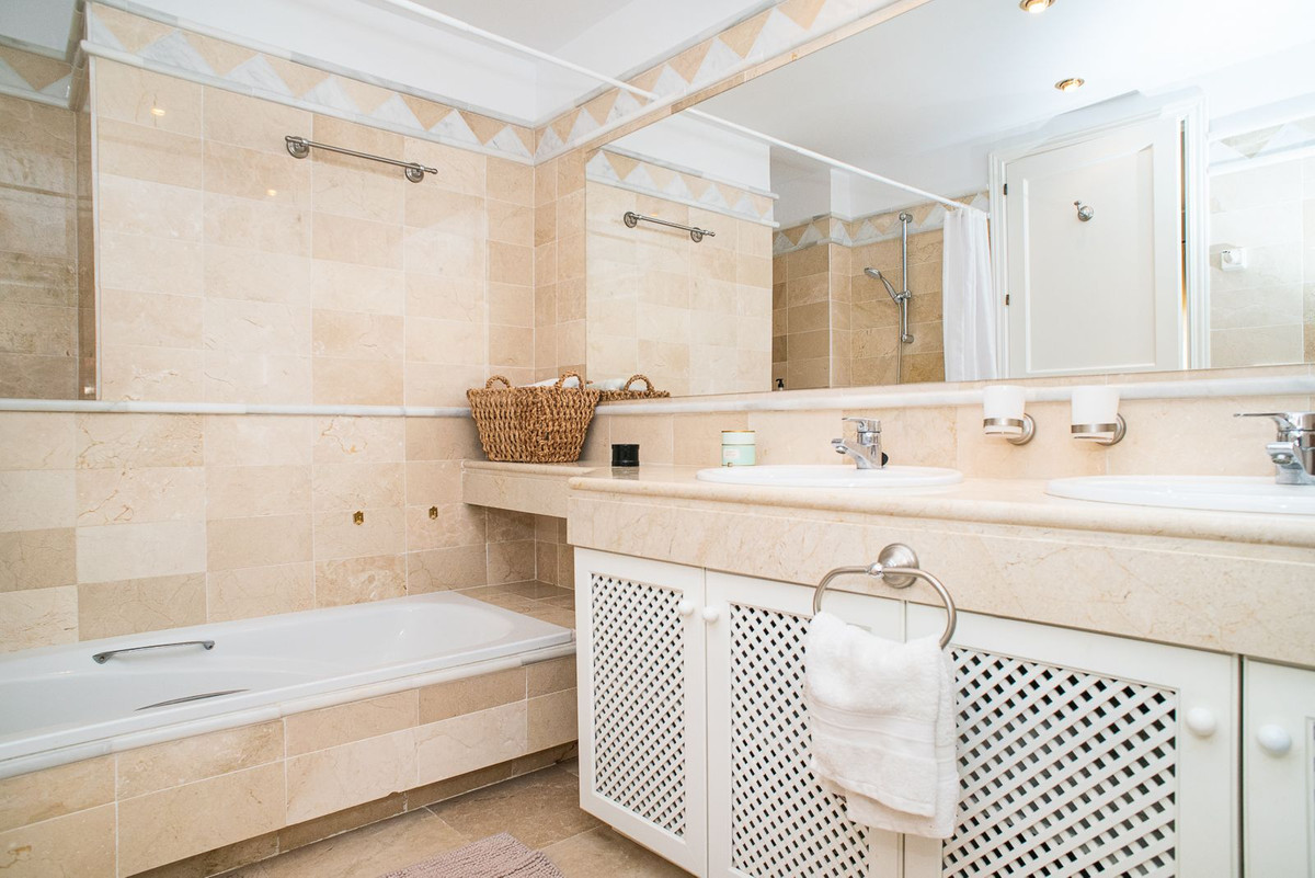Apartment for short term rent in Elviria, Marbella East