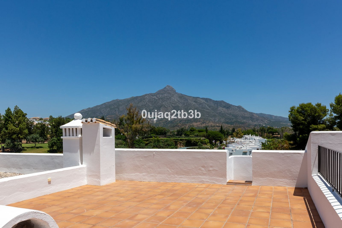 Adosado en alquiler en Aloha, Nueva Andalucia