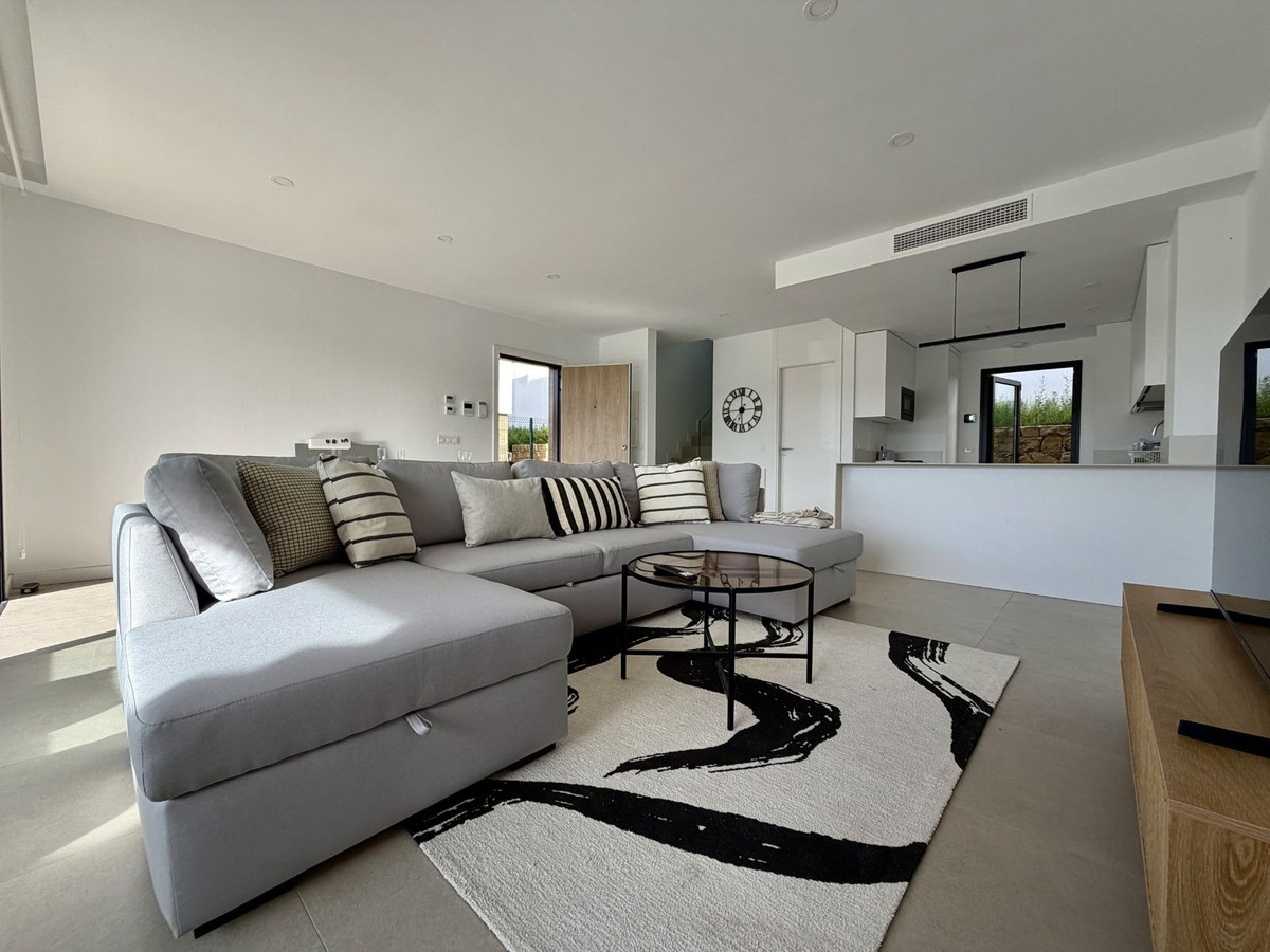 Semi Detached Villa for long term rent in Atalaya, Estepona East