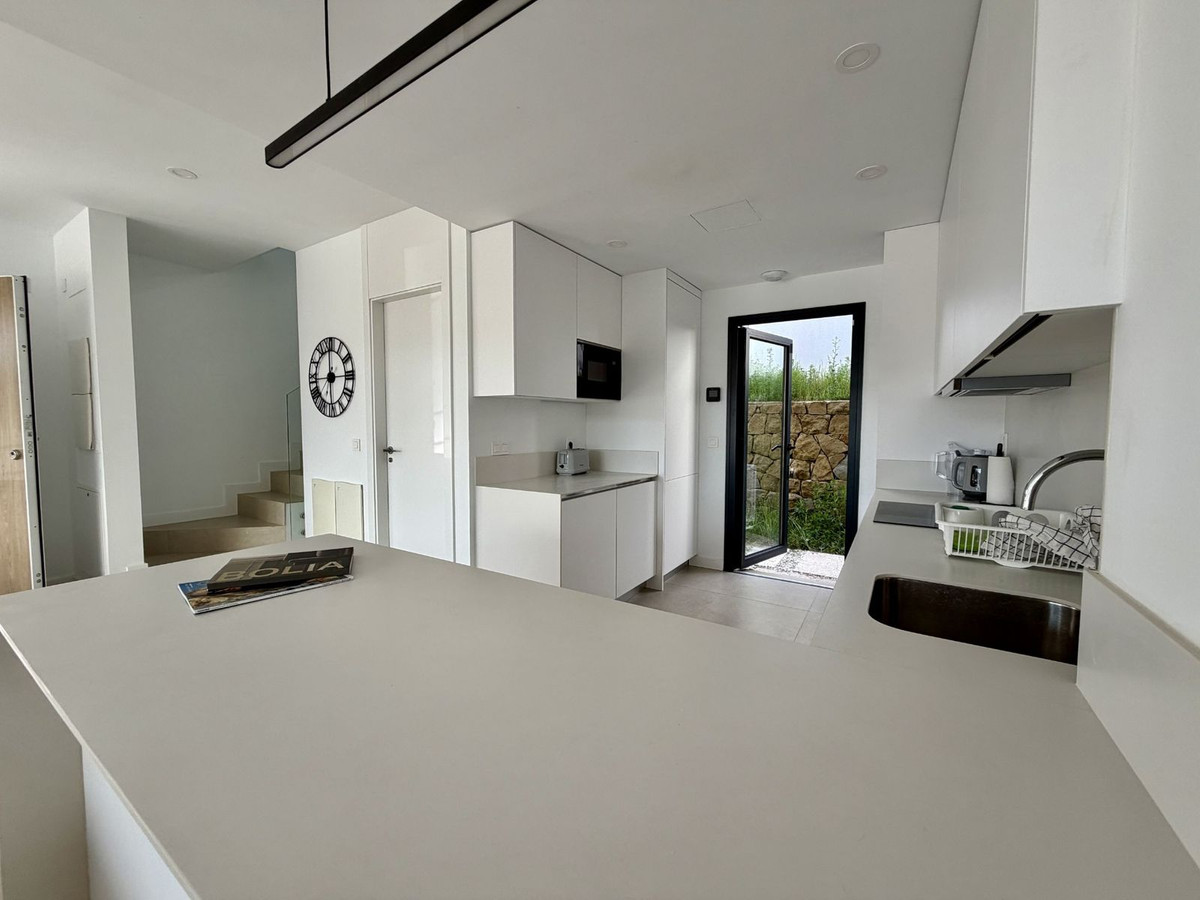 Semi Detached Villa for long term rent in Atalaya, Estepona East