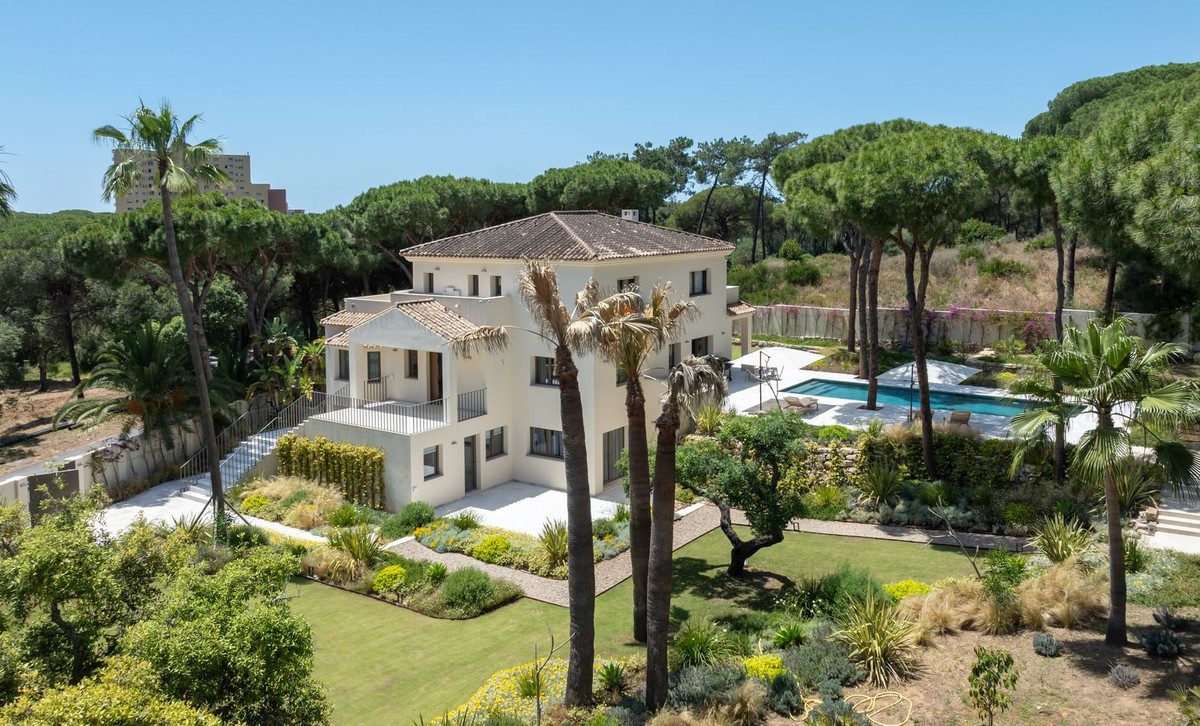 Villa for rent in Hacienda las Chapas, Marbella East