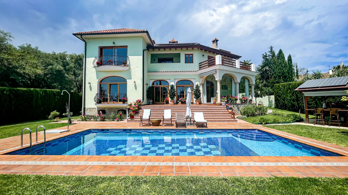 Villa for short term rent in El Rosario, Marbella East