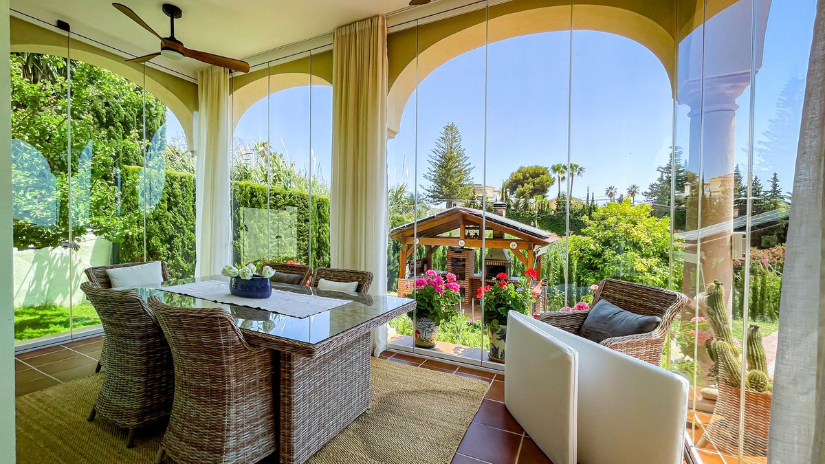 Villa for short term rent in El Rosario, Marbella East