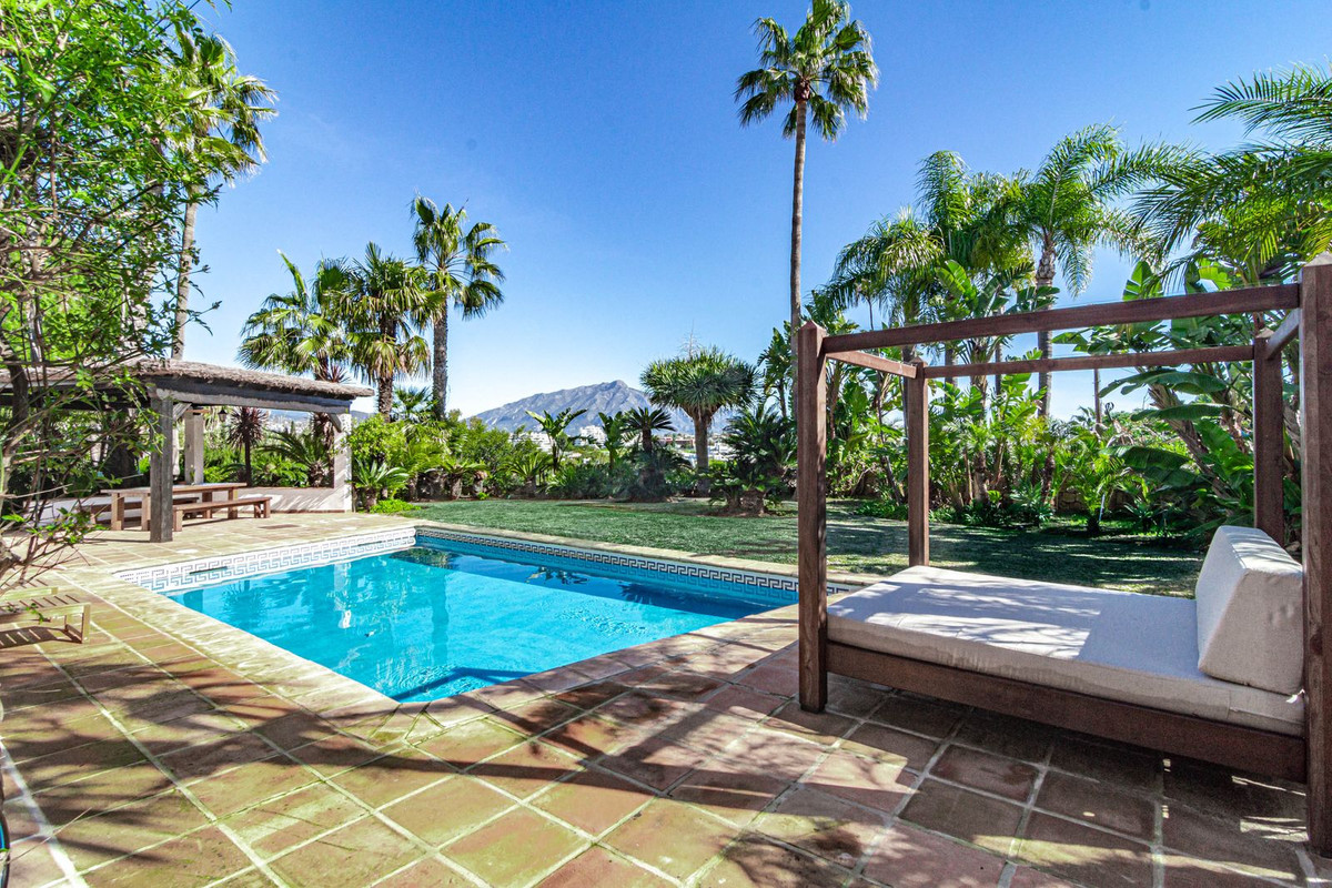 Villa for rent in Estepona East