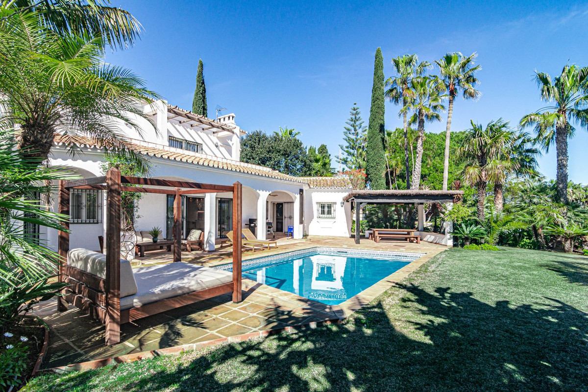 Villa for rent in Estepona East