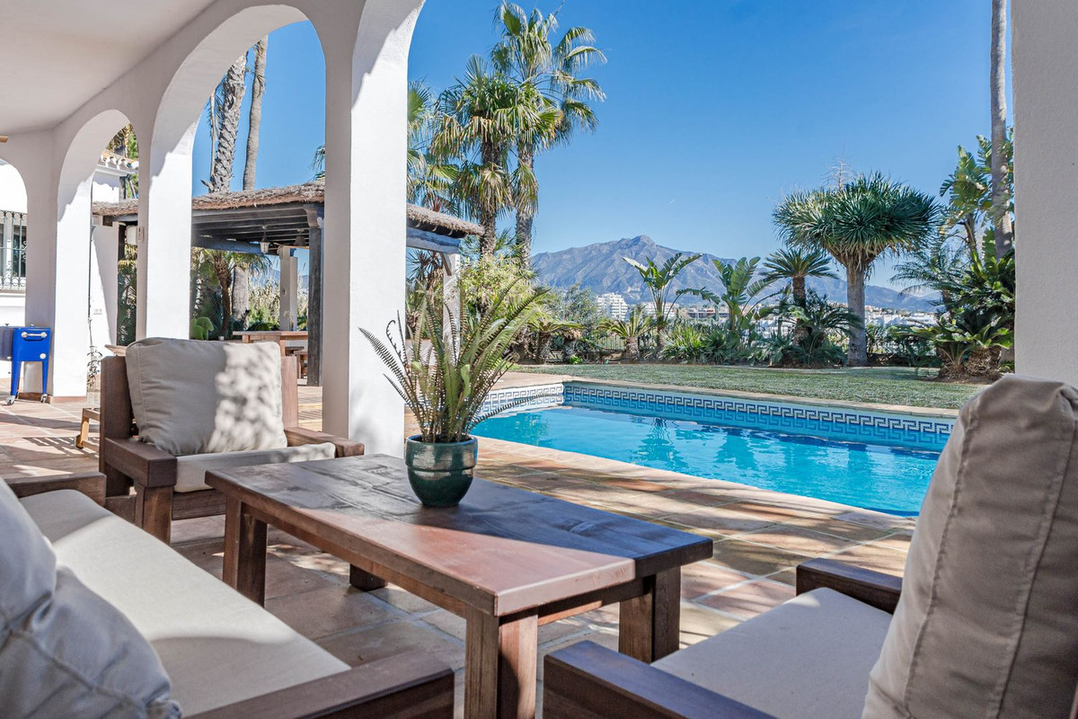 Villa for rent in Estepona East