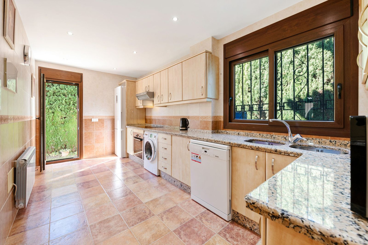 Villa for short term rent in Atalaya, Estepona East