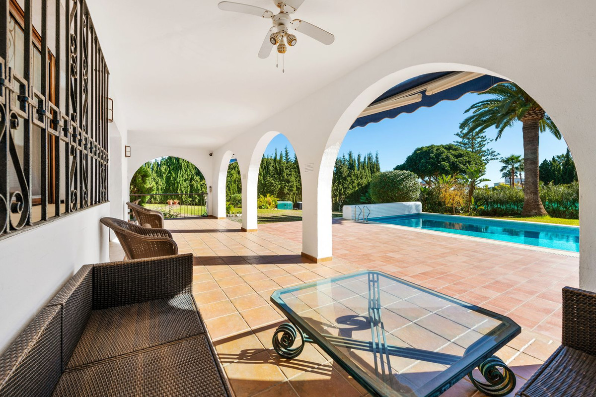 Villa for short term rent in Atalaya, Estepona East