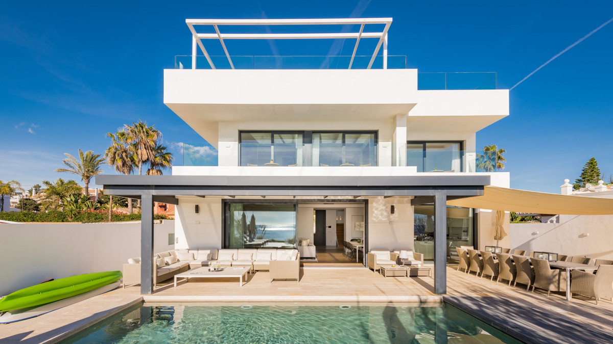 Villa for short term rent in Costabella, Marbella East