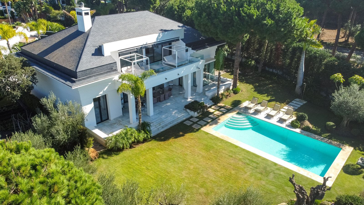 Villa for long term rent in Las Chapas, Marbella East