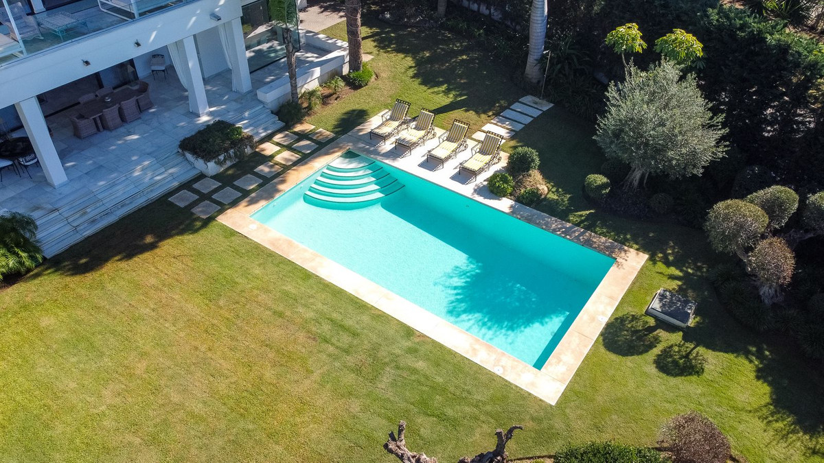 Villa for long term rent in Las Chapas, Marbella East
