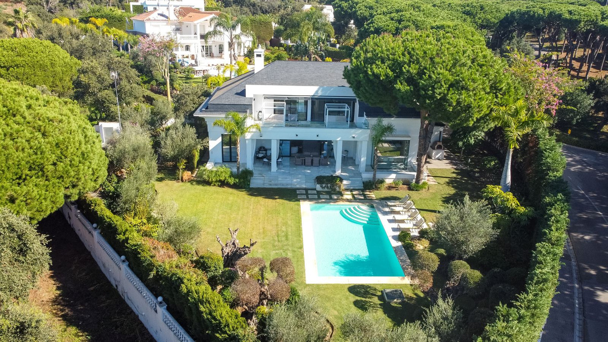 Villa for long term rent in Las Chapas, Marbella East