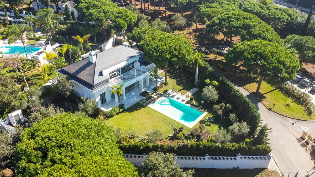 Villa for long term rent in Las Chapas, Marbella East