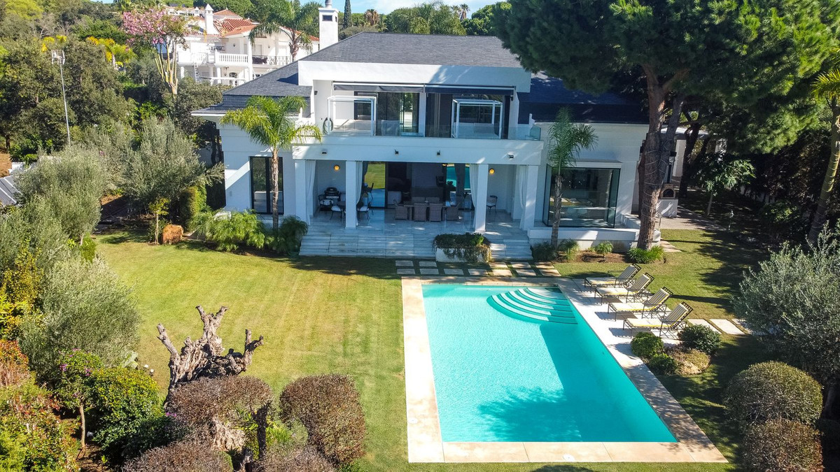 Villa for long term rent in Las Chapas, Marbella East