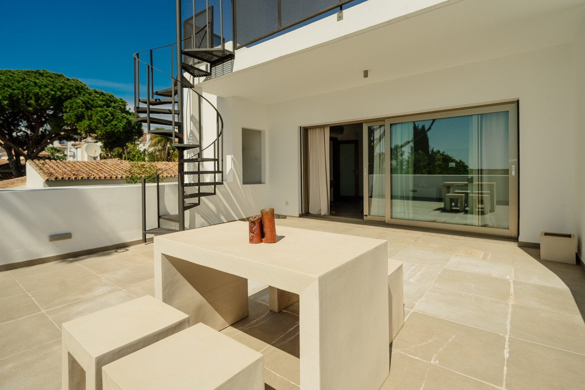 Villa for long term rent in Las Chapas, Marbella East