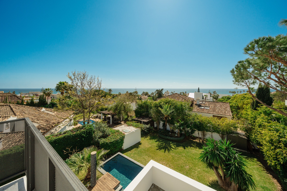 Villa for long term rent in Las Chapas, Marbella East