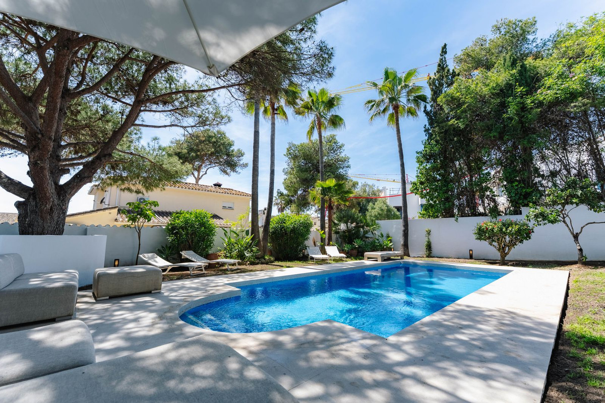 Villa for short term rent in Costabella, Marbella East