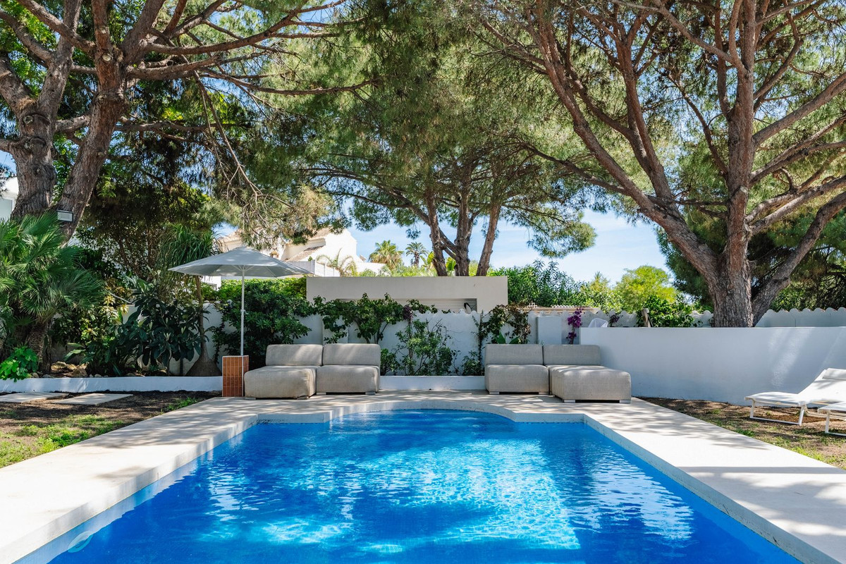Villa for short term rent in Costabella, Marbella East