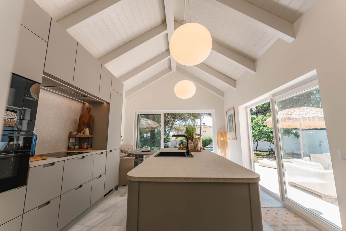 Villa for short term rent in Costabella, Marbella East