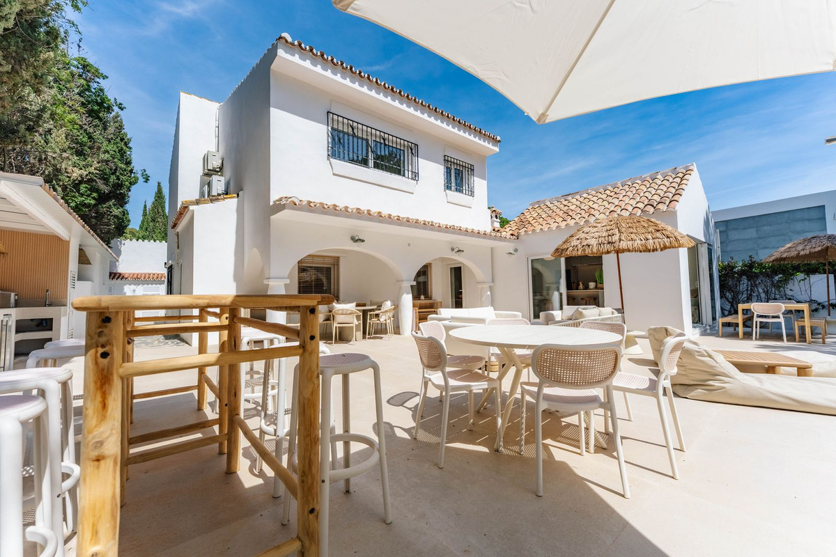 Villa for short term rent in Costabella, Marbella East