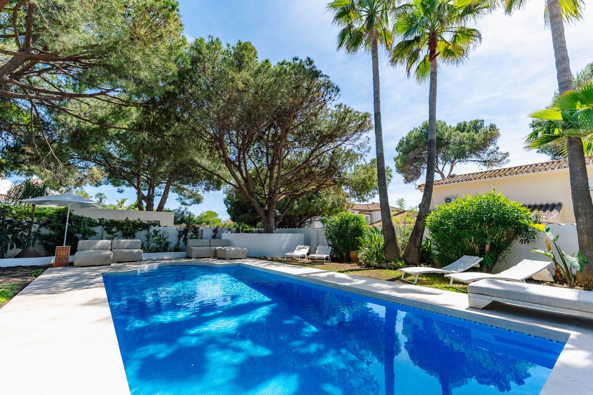 Villa for short term rent in Costabella, Marbella East