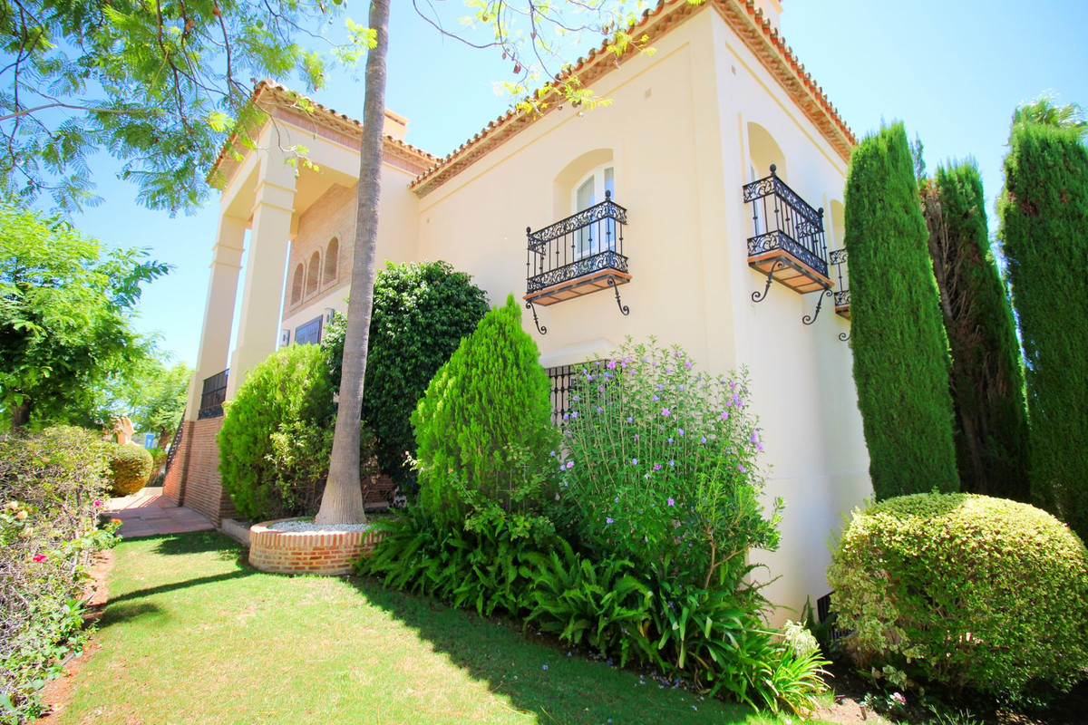 Villa for long term rent in Los Arqueros, Benahavis