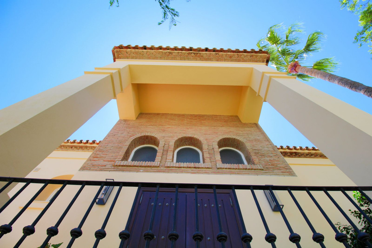 Villa for long term rent in Los Arqueros, Benahavis