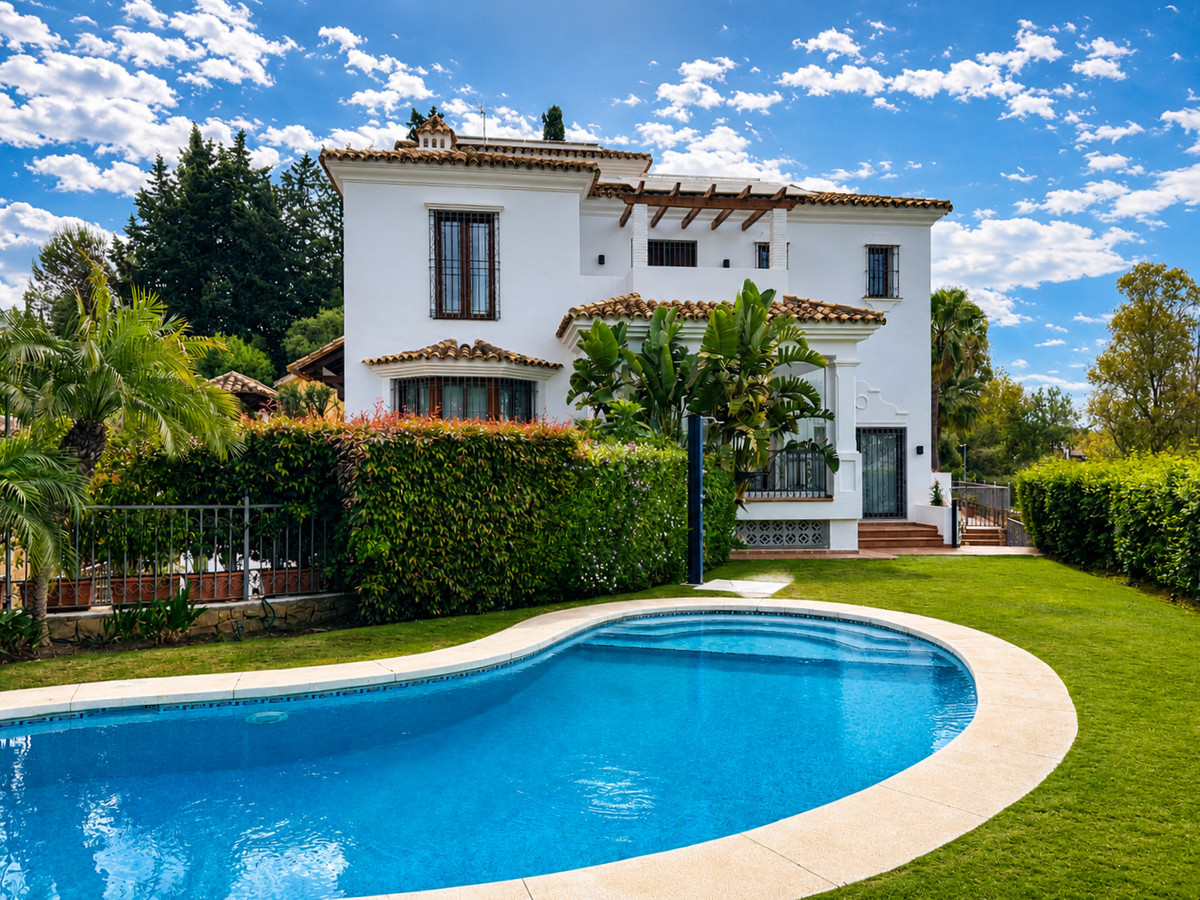 Villa for rent in El Rosario, Marbella East
