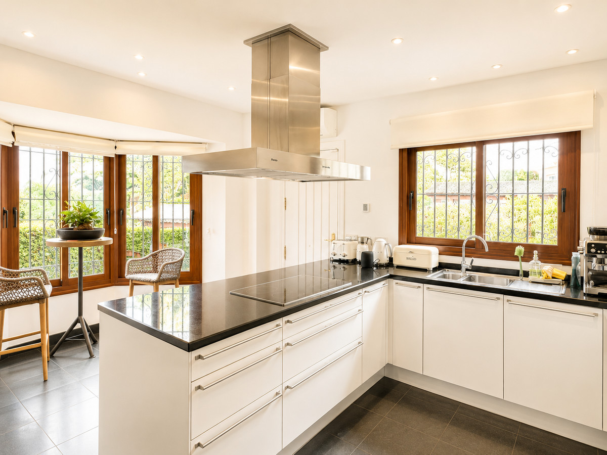 Villa for rent in El Rosario, Marbella East