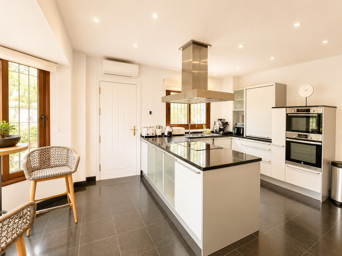 Villa for rent in El Rosario, Marbella East