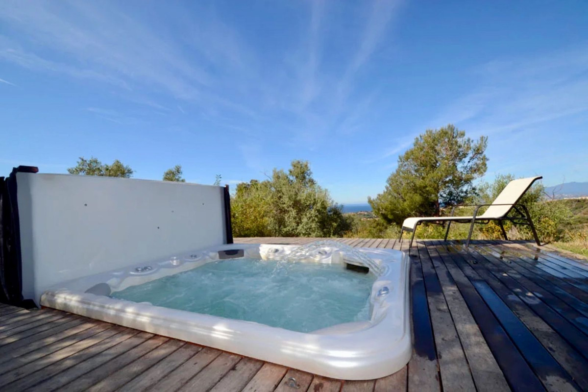 Villa for rent in El Rosario, Marbella East