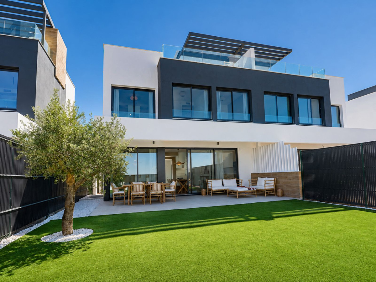 Town House for long term rent in Atalaya, Estepona East
