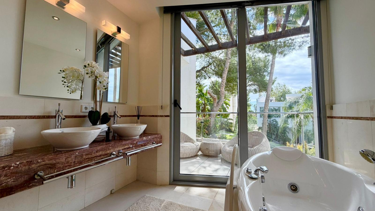 Semi Detached Villa for rent in Marbella Golden Mile