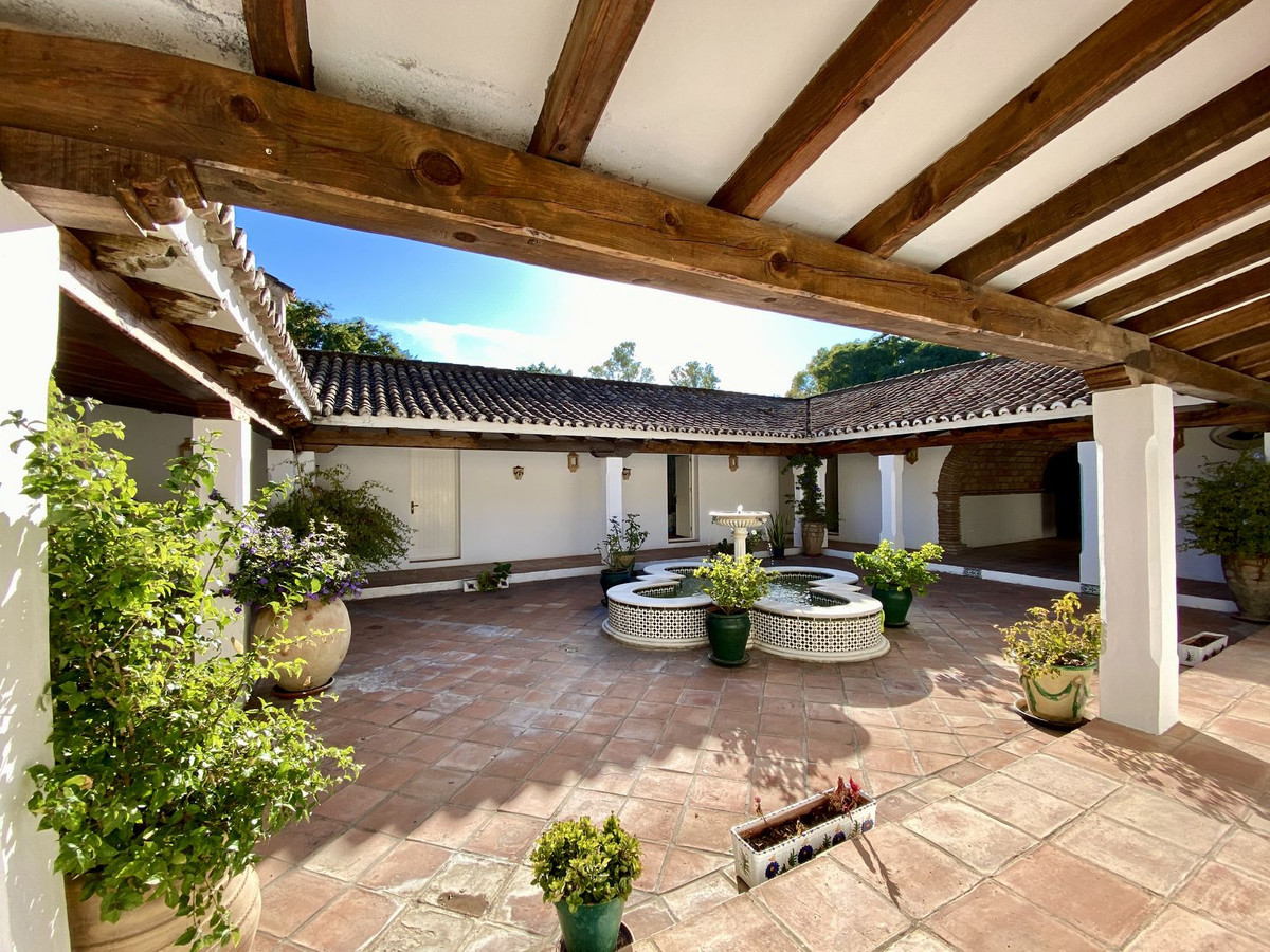 Villa for short term rent in Benahavis