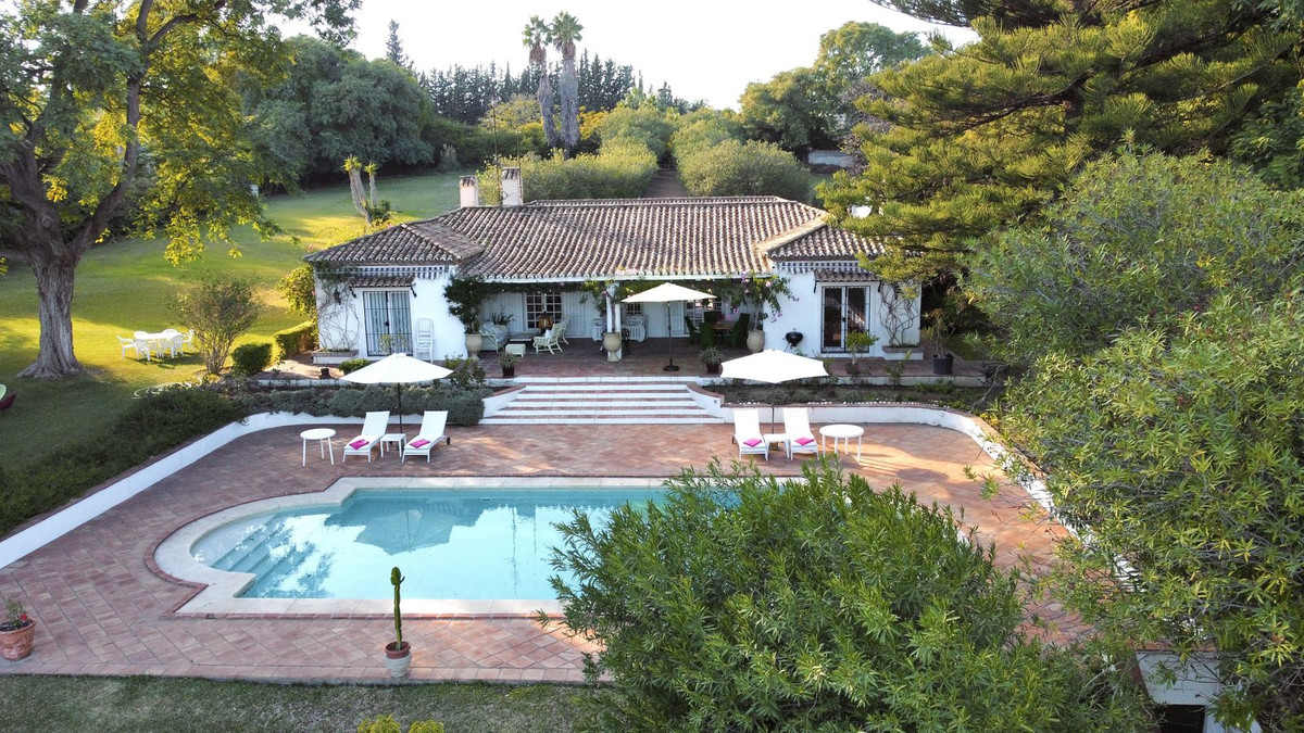 Villa for short term rent in Benahavis