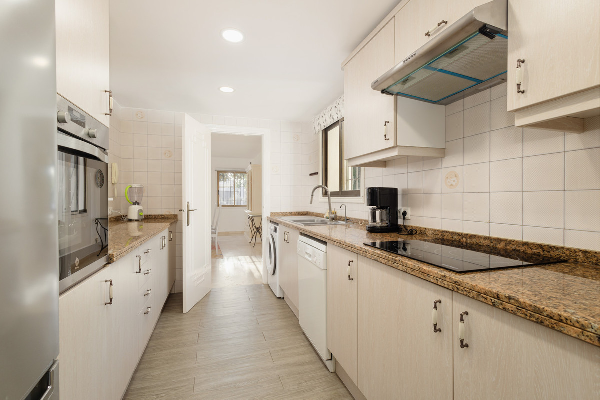 Villa for long term rent in Las Chapas, Marbella East