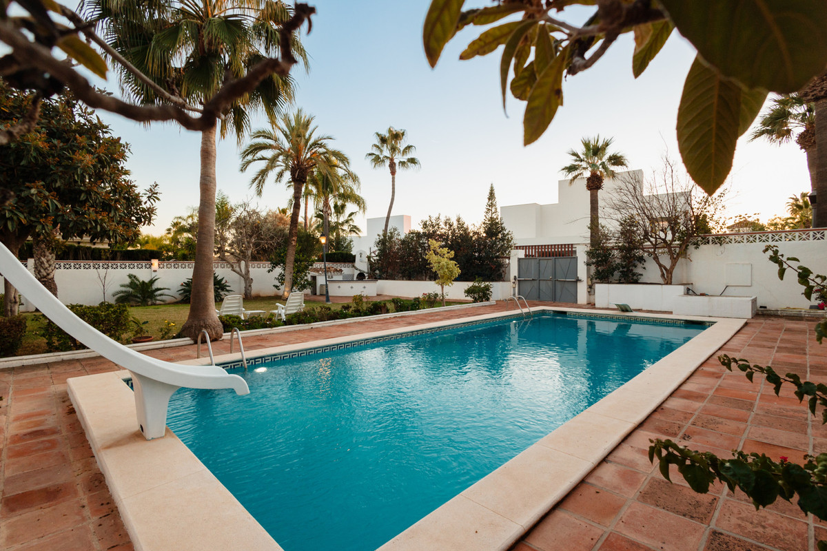 Villa for long term rent in Las Chapas, Marbella East