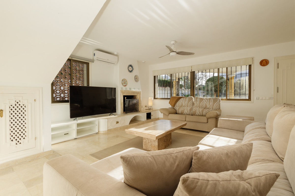 Villa for long term rent in Las Chapas, Marbella East