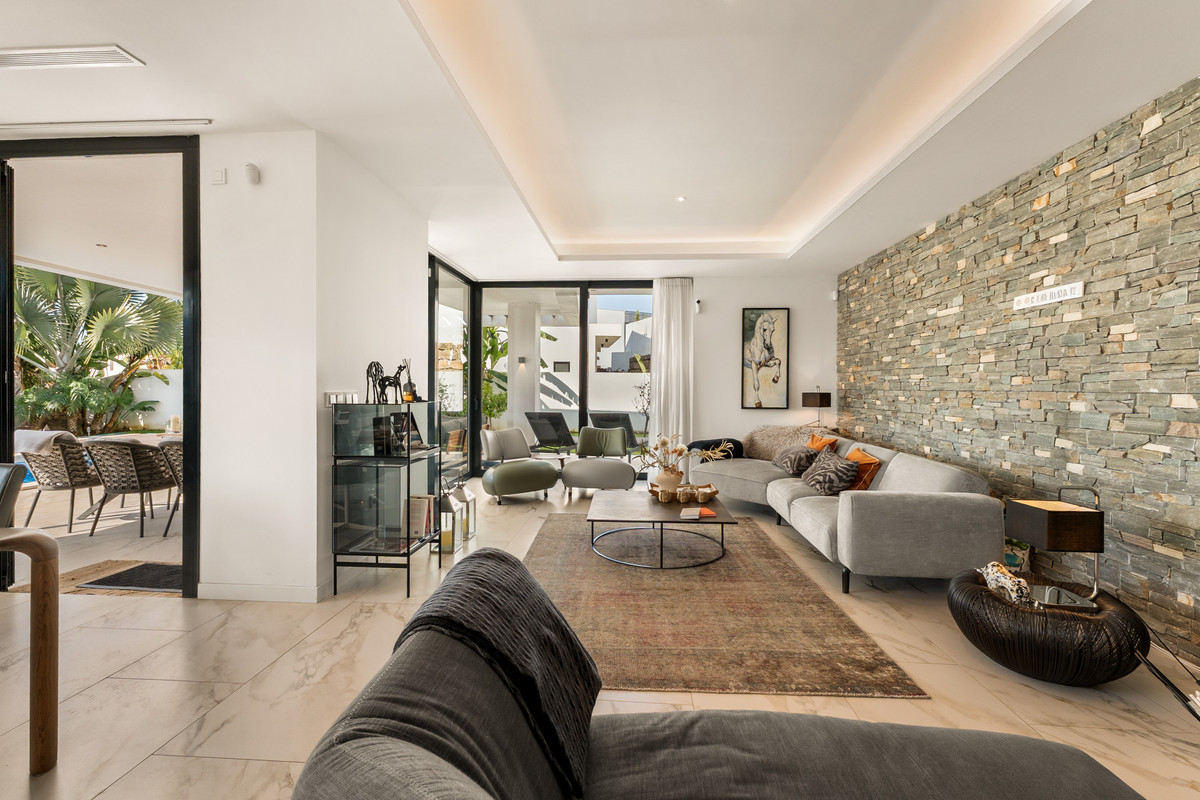Villa for short term rent in Estepona East