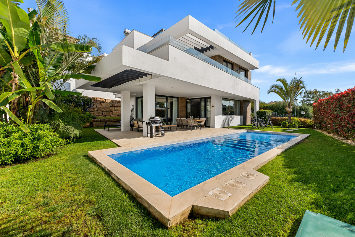 Villa for short term rent in Estepona East