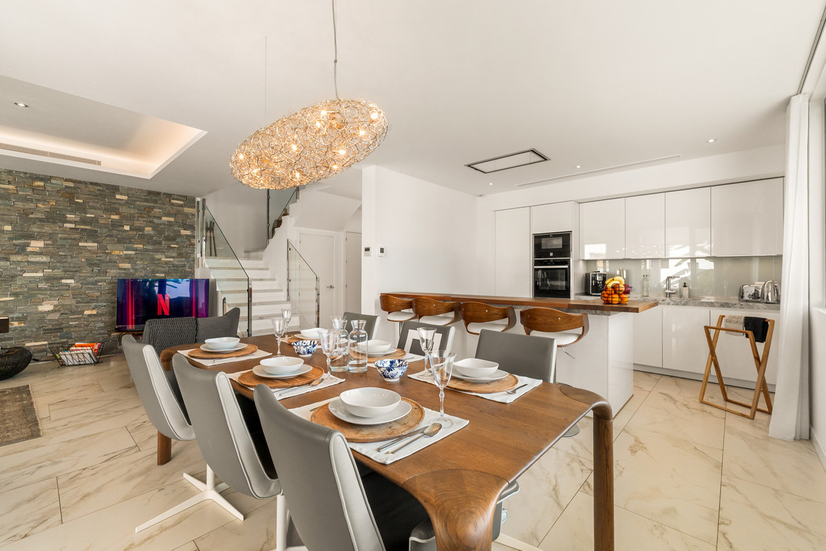 Villa for short term rent in Estepona East